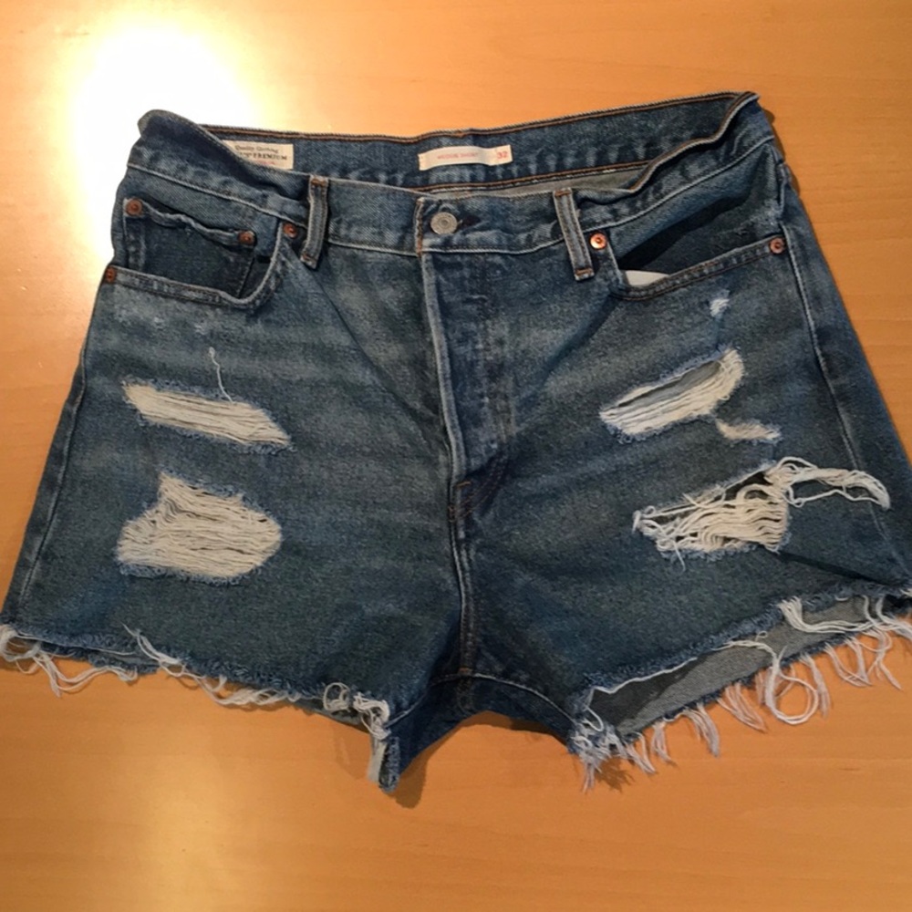 Levi’s Wedgie Fit Jean Cut-Offs Shorts - Picture 2 of 10